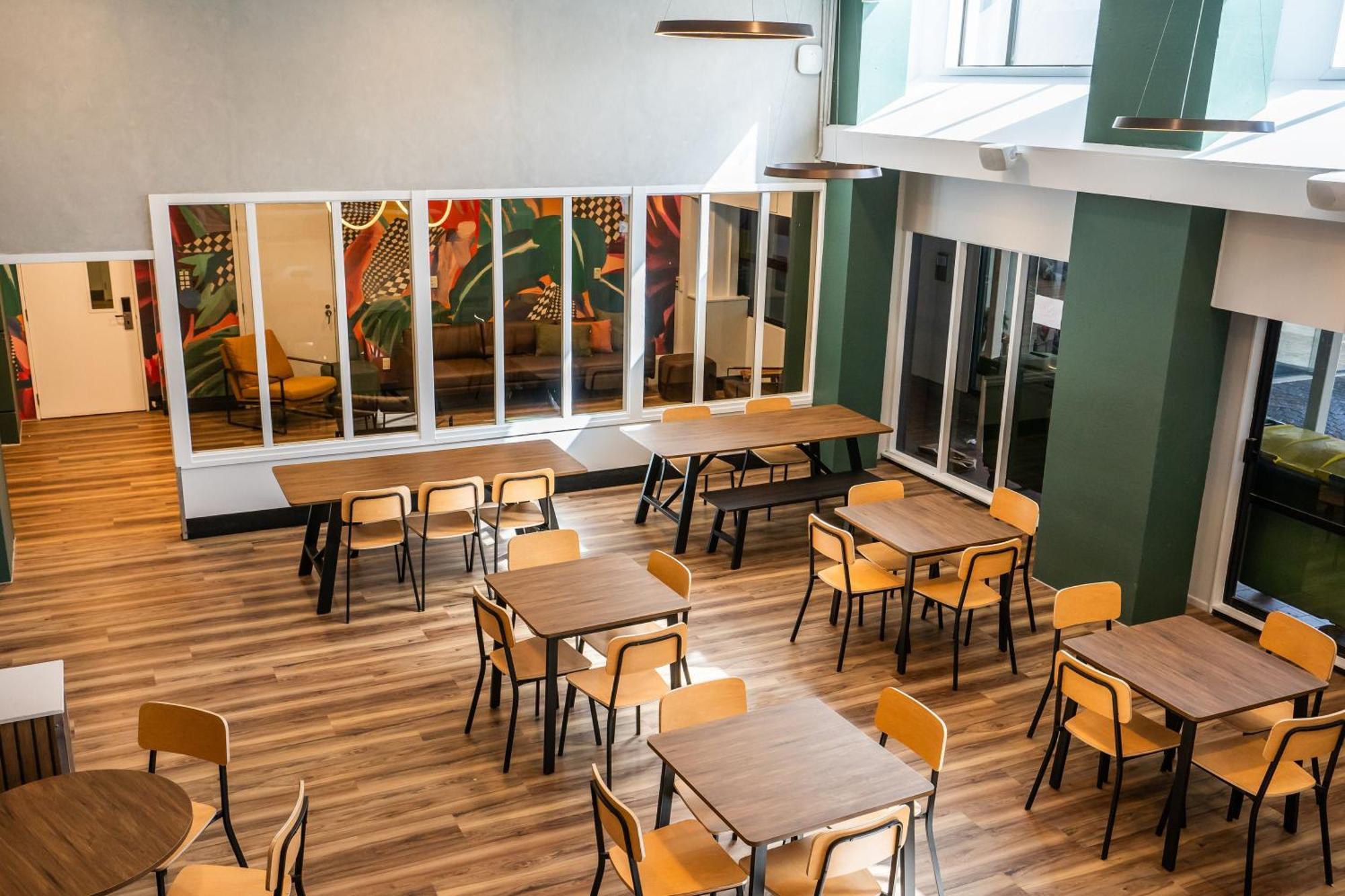 Haka House Wellington Vandrehjem Eksteriør billede The interior of a Wendy's in the United States
