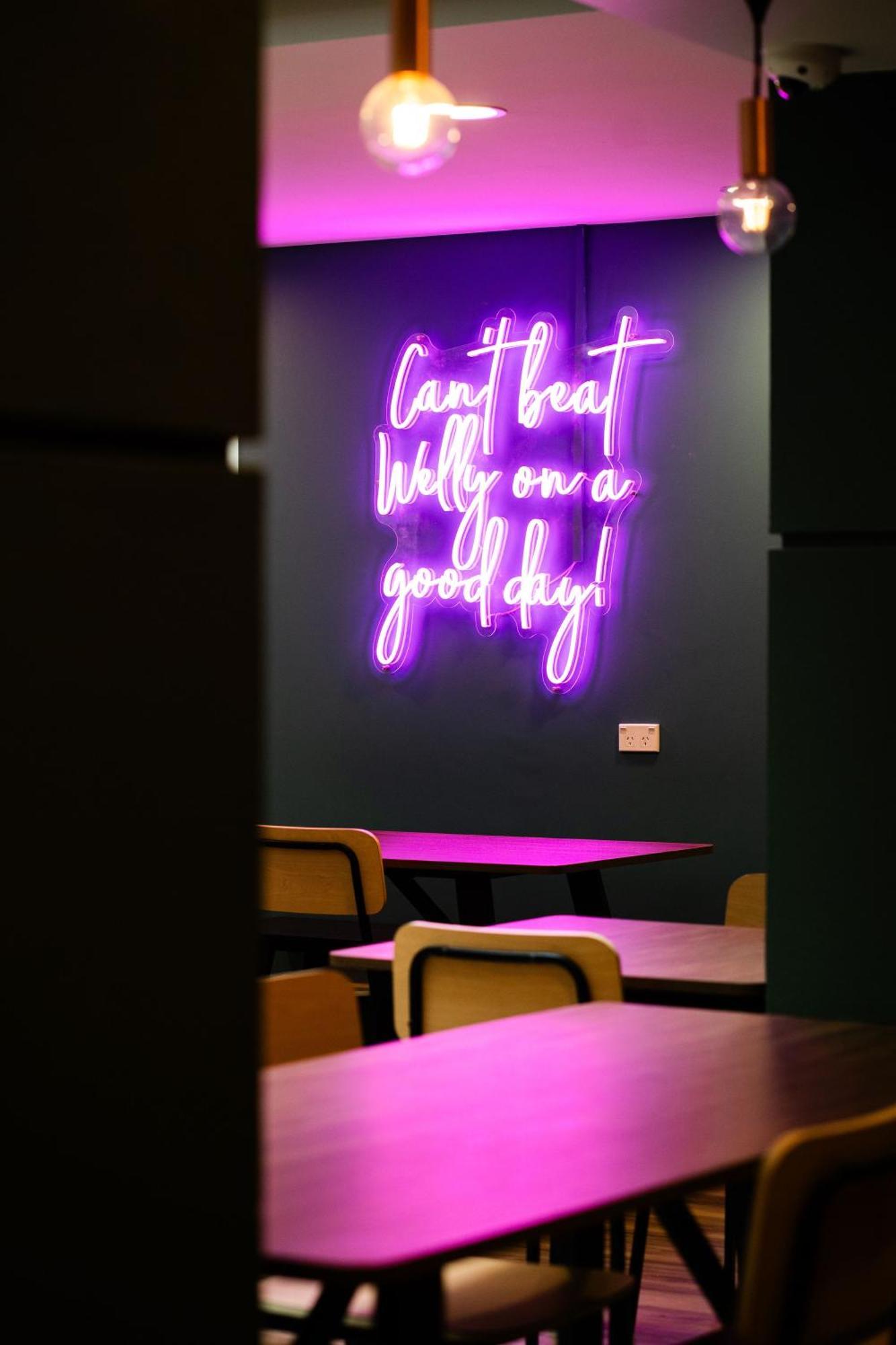 Haka House Wellington Vandrehjem Eksteriør billede Neon sign at the restaurant