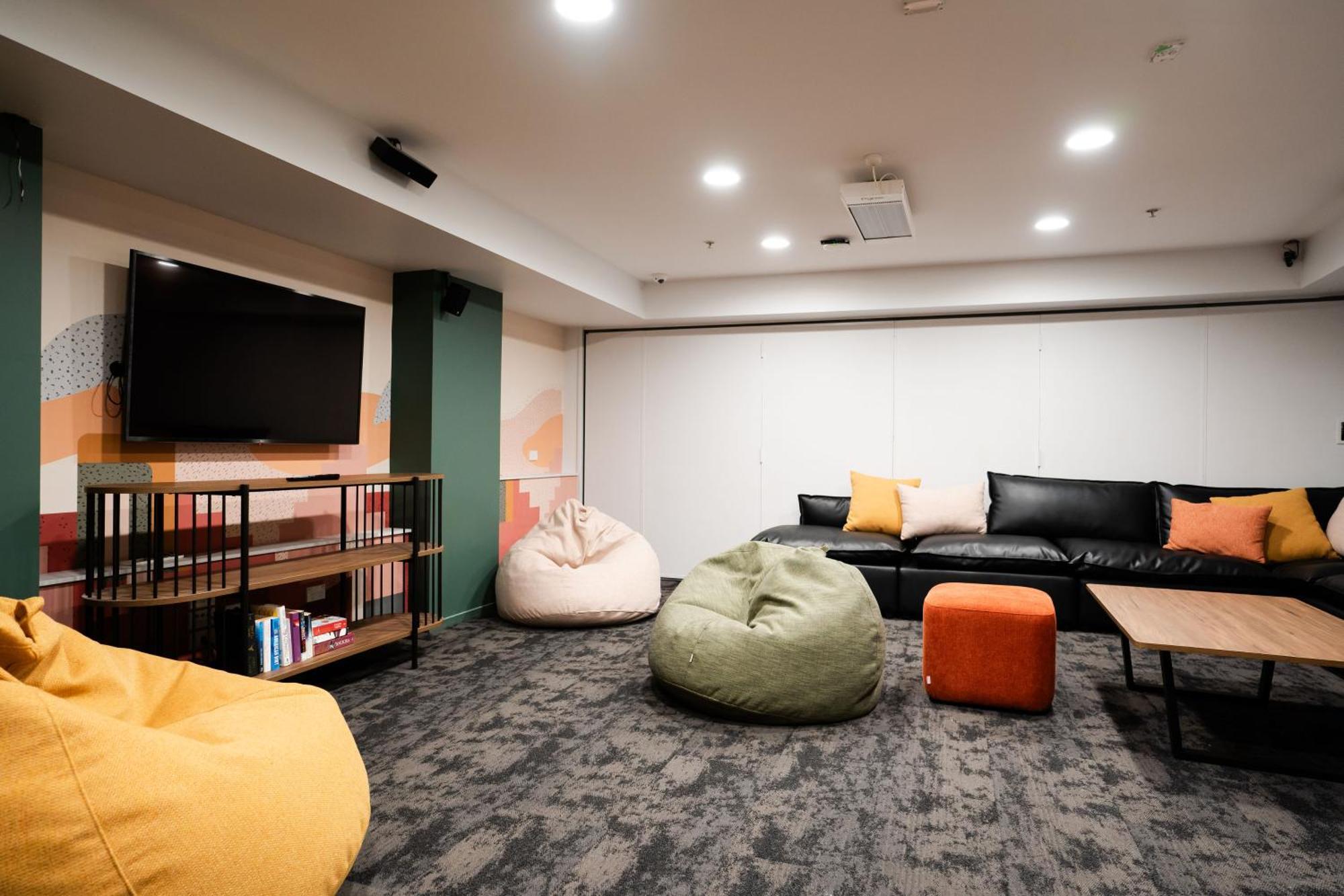 Haka House Wellington Vandrehjem Eksteriør billede The common room at the University of New South Wales