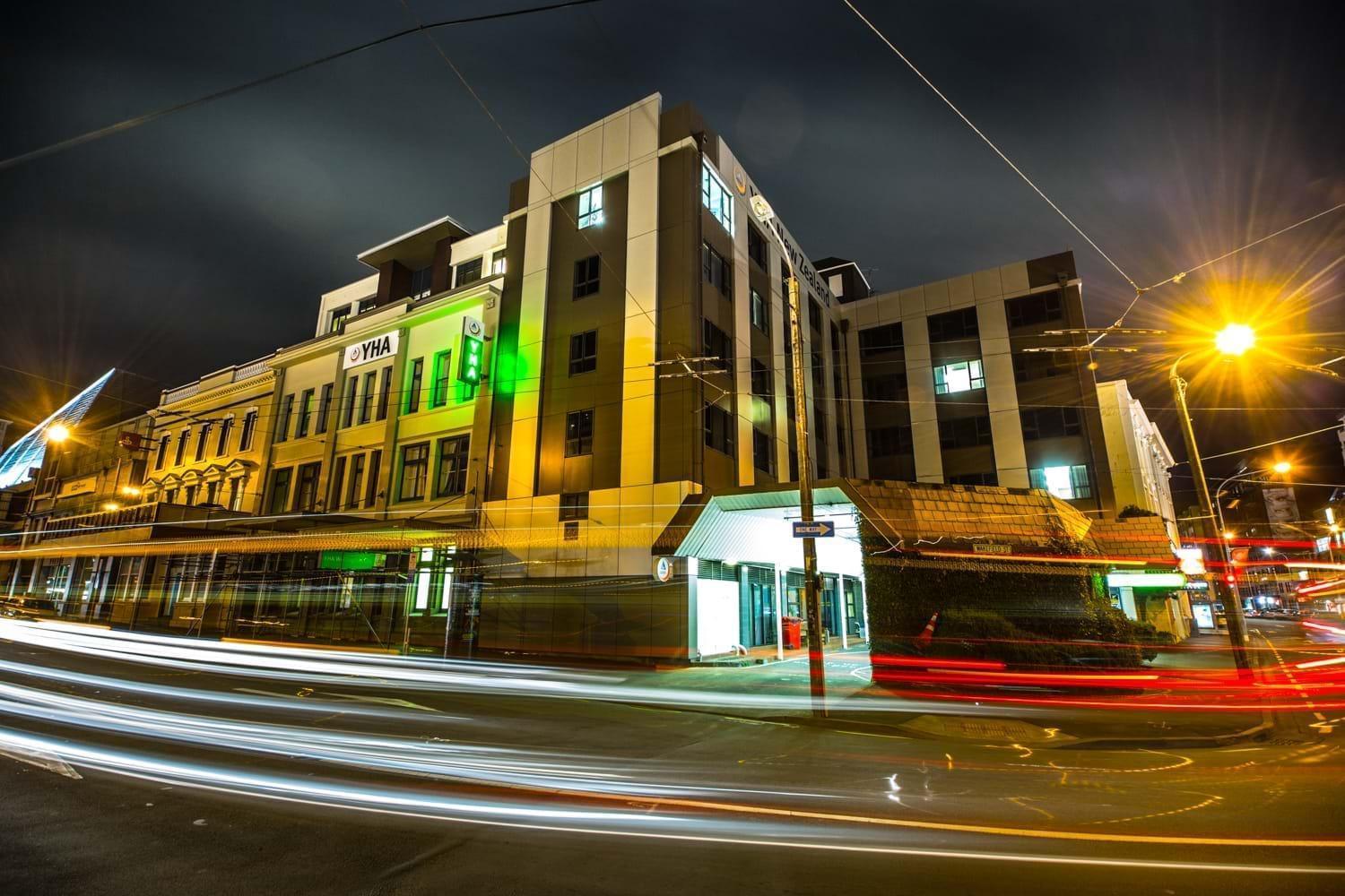 Haka House Wellington Vandrehjem Eksteriør billede The hotel at night
