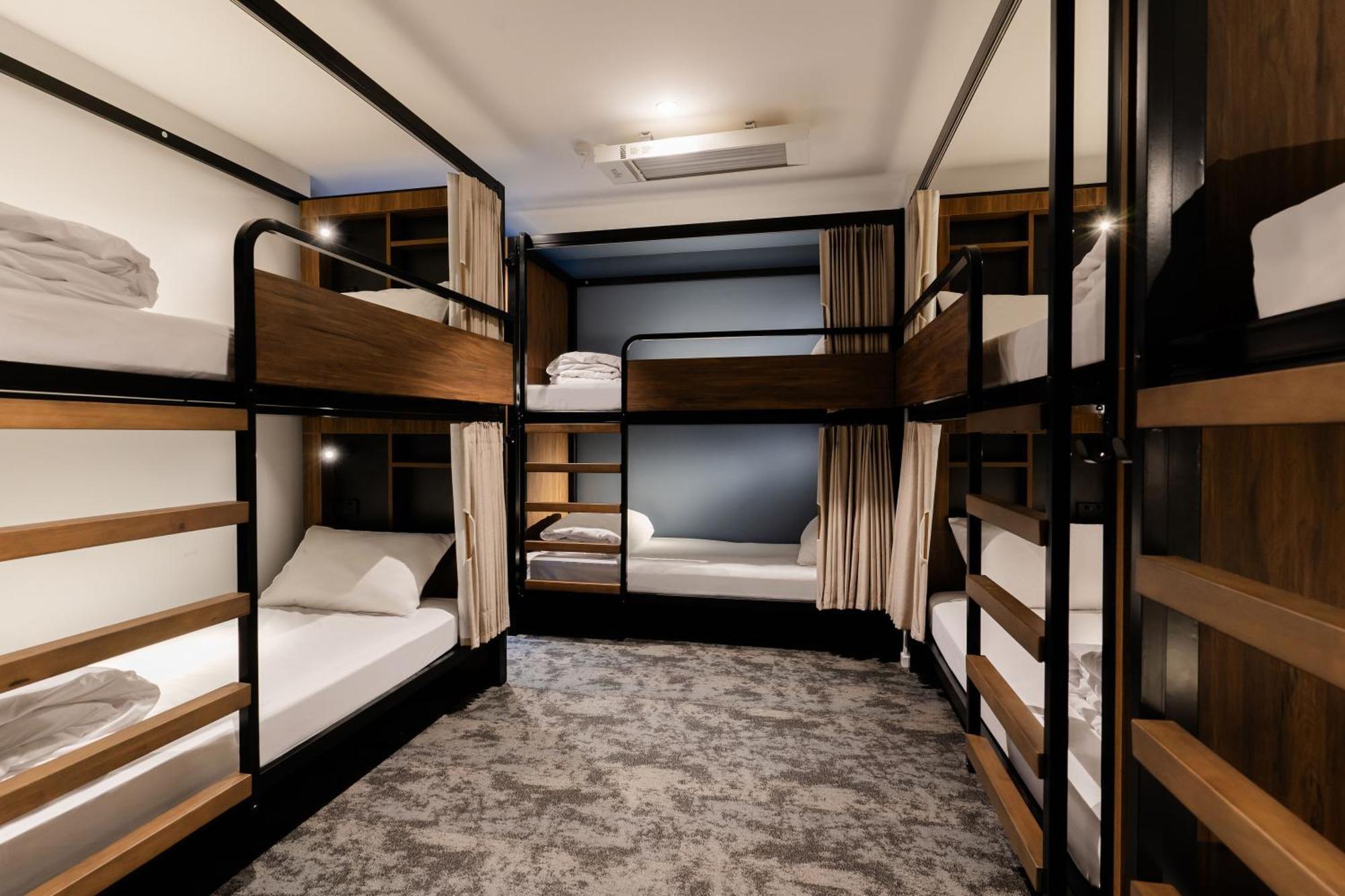 Haka House Wellington Vandrehjem Eksteriør billede A typical capsule hotel room