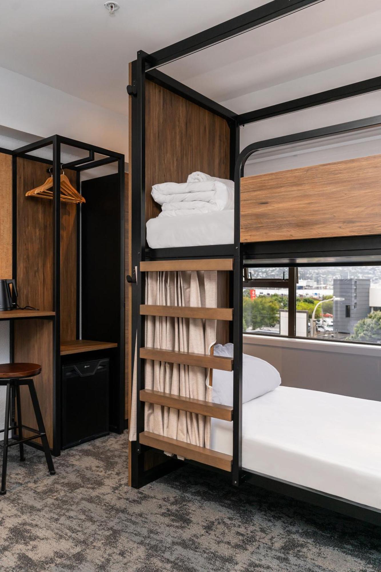 Haka House Wellington Vandrehjem Eksteriør billede A bunk bed in a hotel room