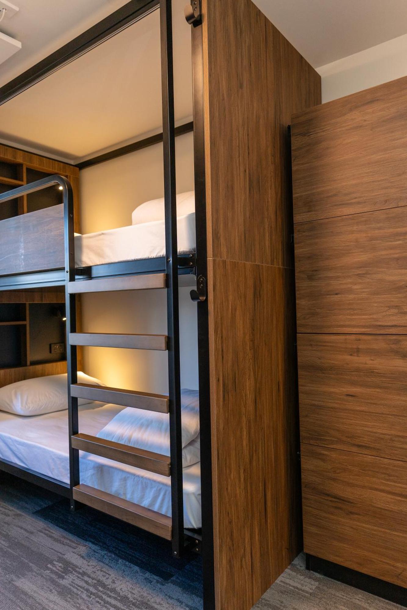 Haka House Wellington Vandrehjem Eksteriør billede A bunk bed in a capsule hotel