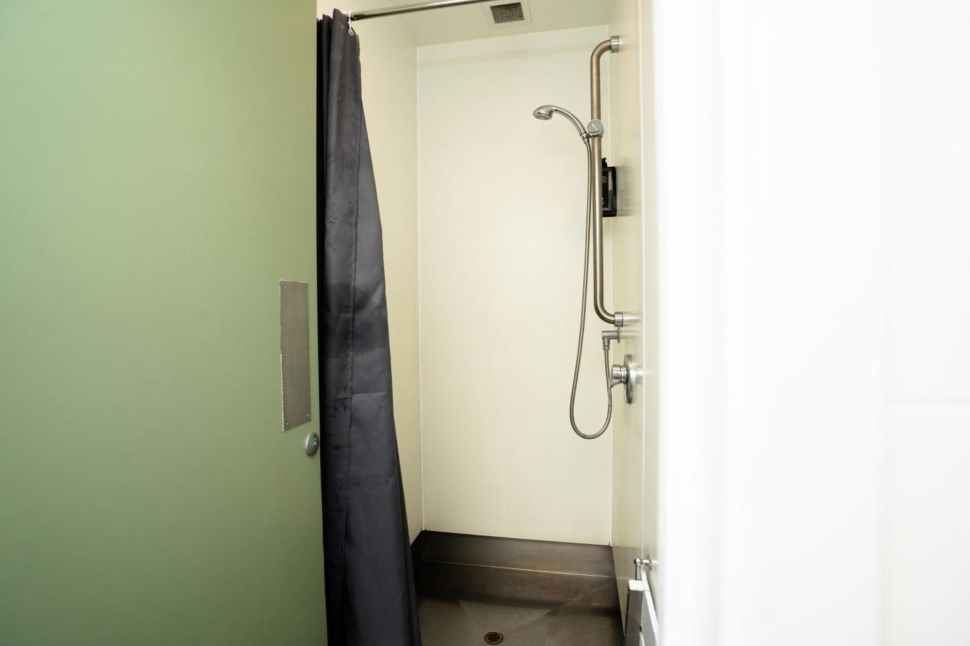 Haka House Wellington Vandrehjem Eksteriør billede A shower cubicle