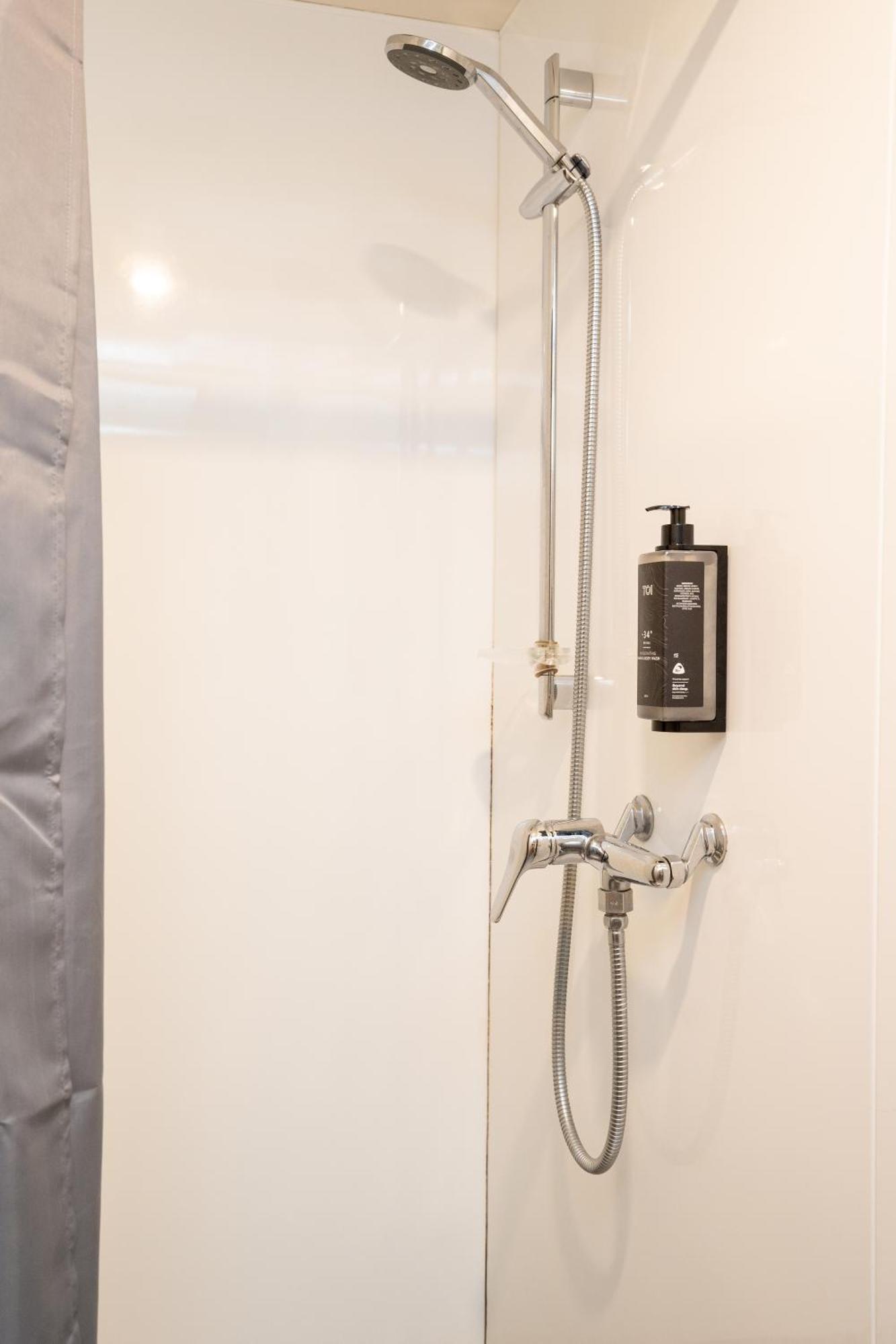 Haka House Wellington Vandrehjem Eksteriør billede Shower gel dispenser