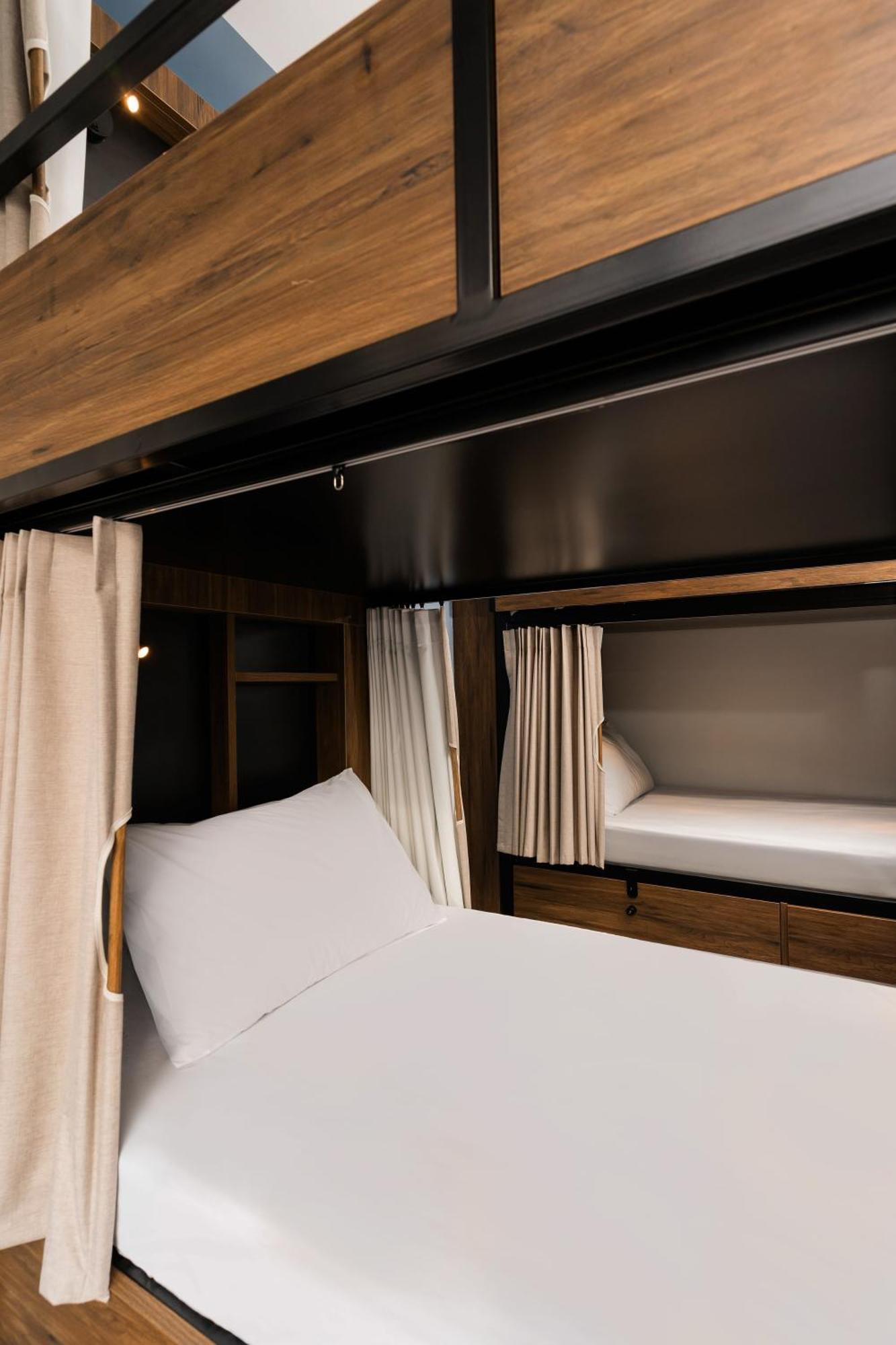 Haka House Wellington Vandrehjem Eksteriør billede A bunk bed in a capsule hotel