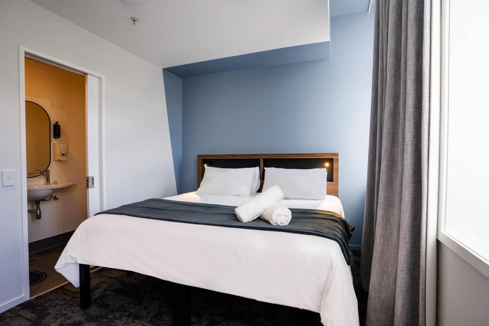 Haka House Wellington Vandrehjem Eksteriør billede A room at the hotel