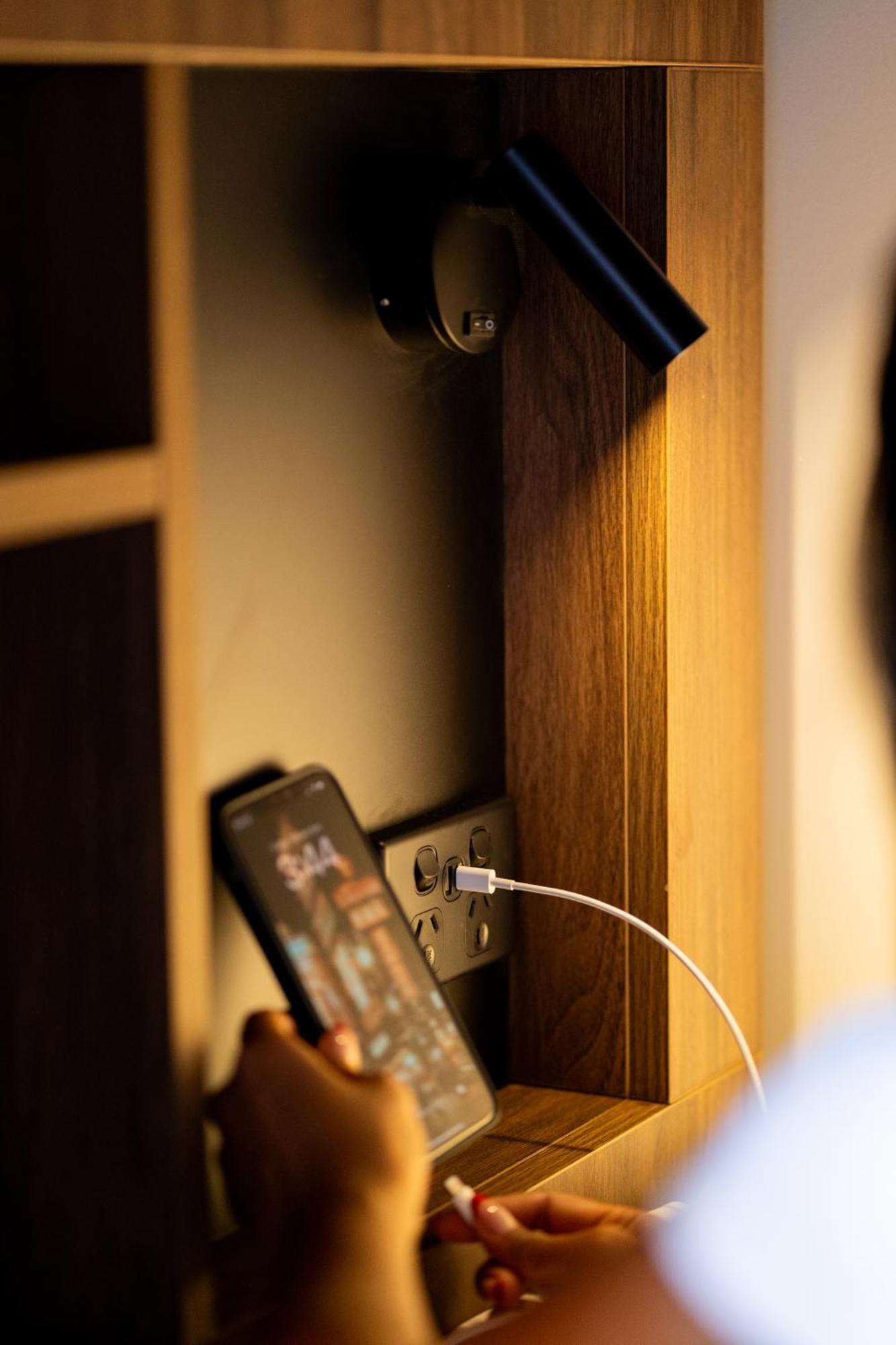 Haka House Wellington Vandrehjem Eksteriør billede A phone plugged into a power socket