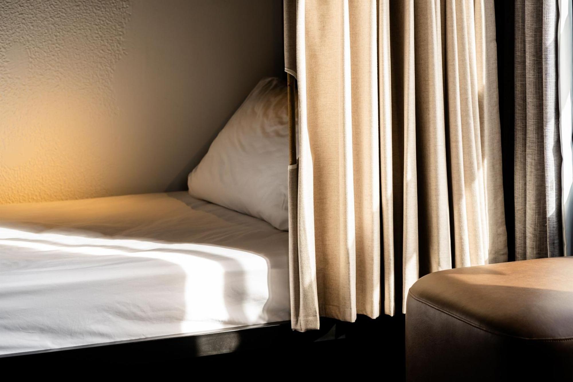 Haka House Wellington Vandrehjem Eksteriør billede A bed in a hotel room