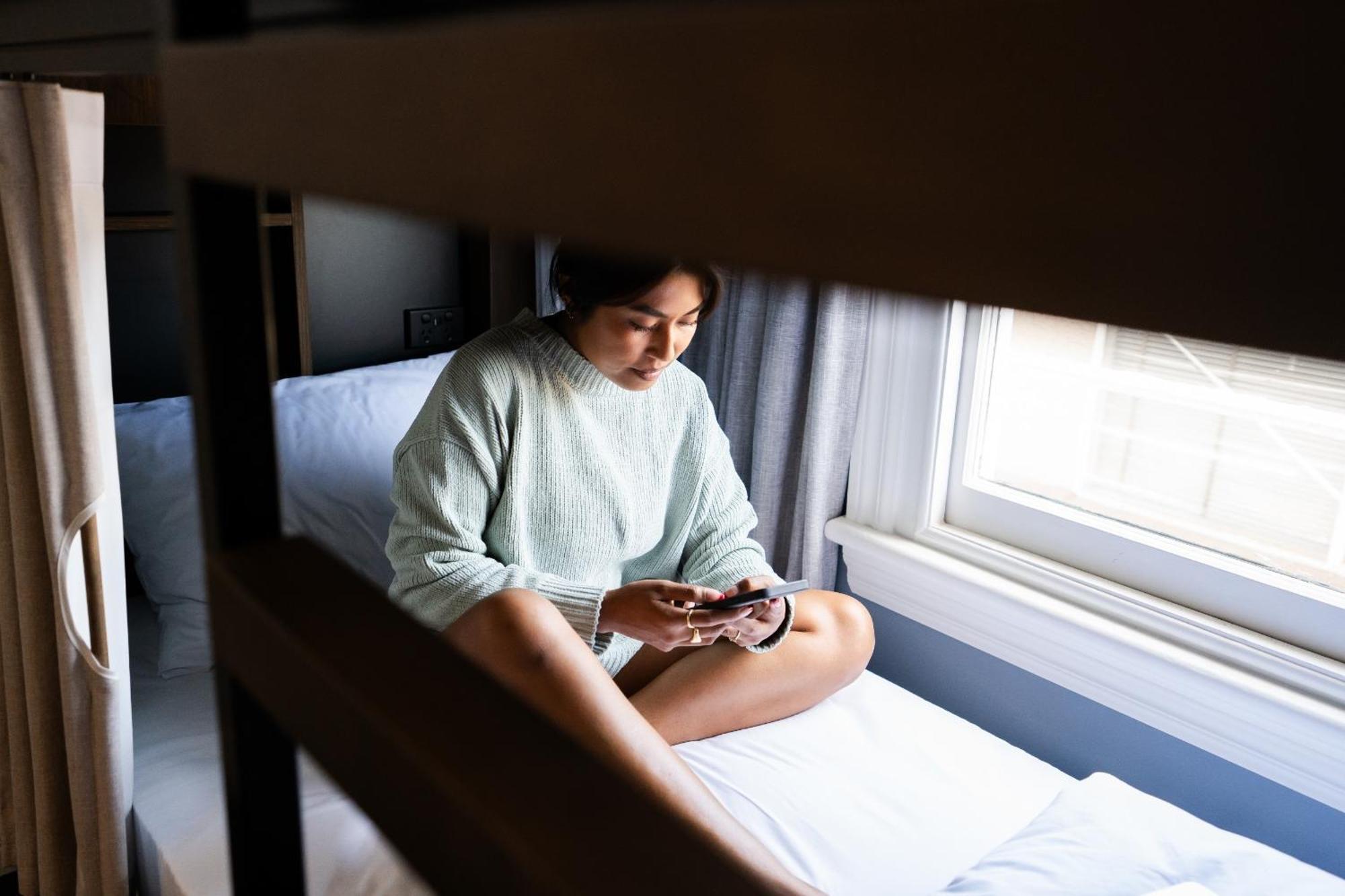 Haka House Wellington Vandrehjem Eksteriør billede A woman sitting on a bunk bed