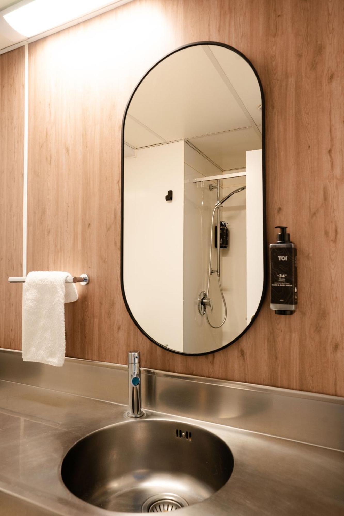 Haka House Wellington Vandrehjem Eksteriør billede A shower in a hotel room