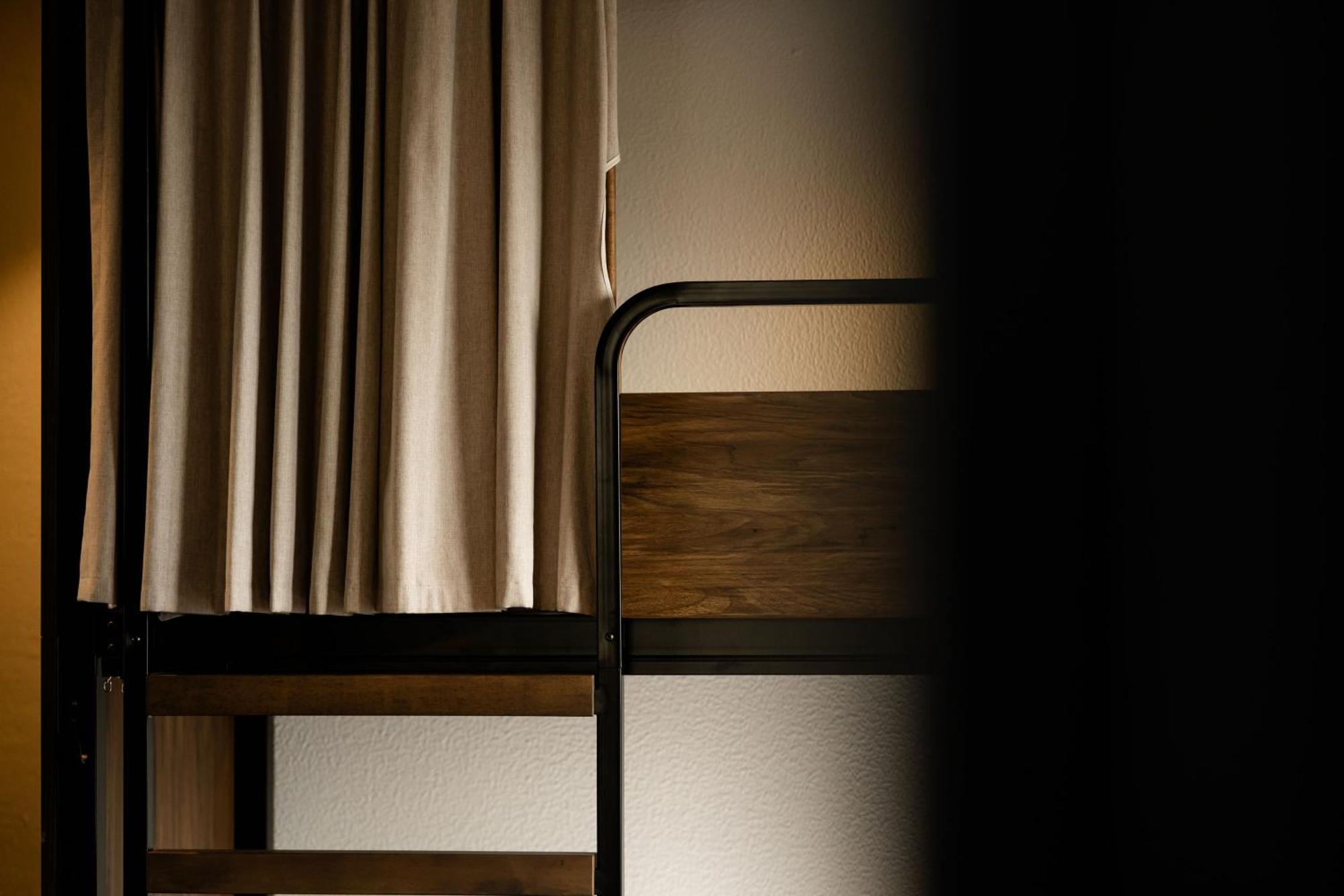 Haka House Wellington Vandrehjem Eksteriør billede A curtain in a capsule hotel