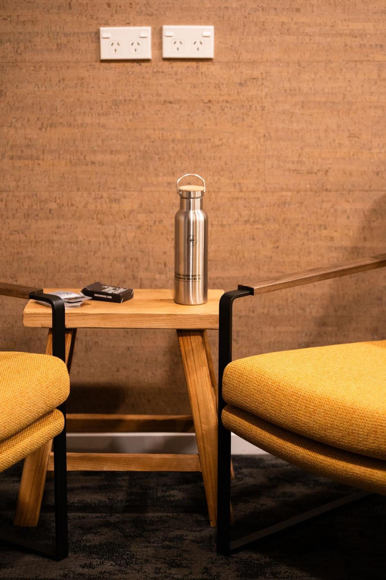 Haka House Wellington Vandrehjem Eksteriør billede A stainless steel water bottle