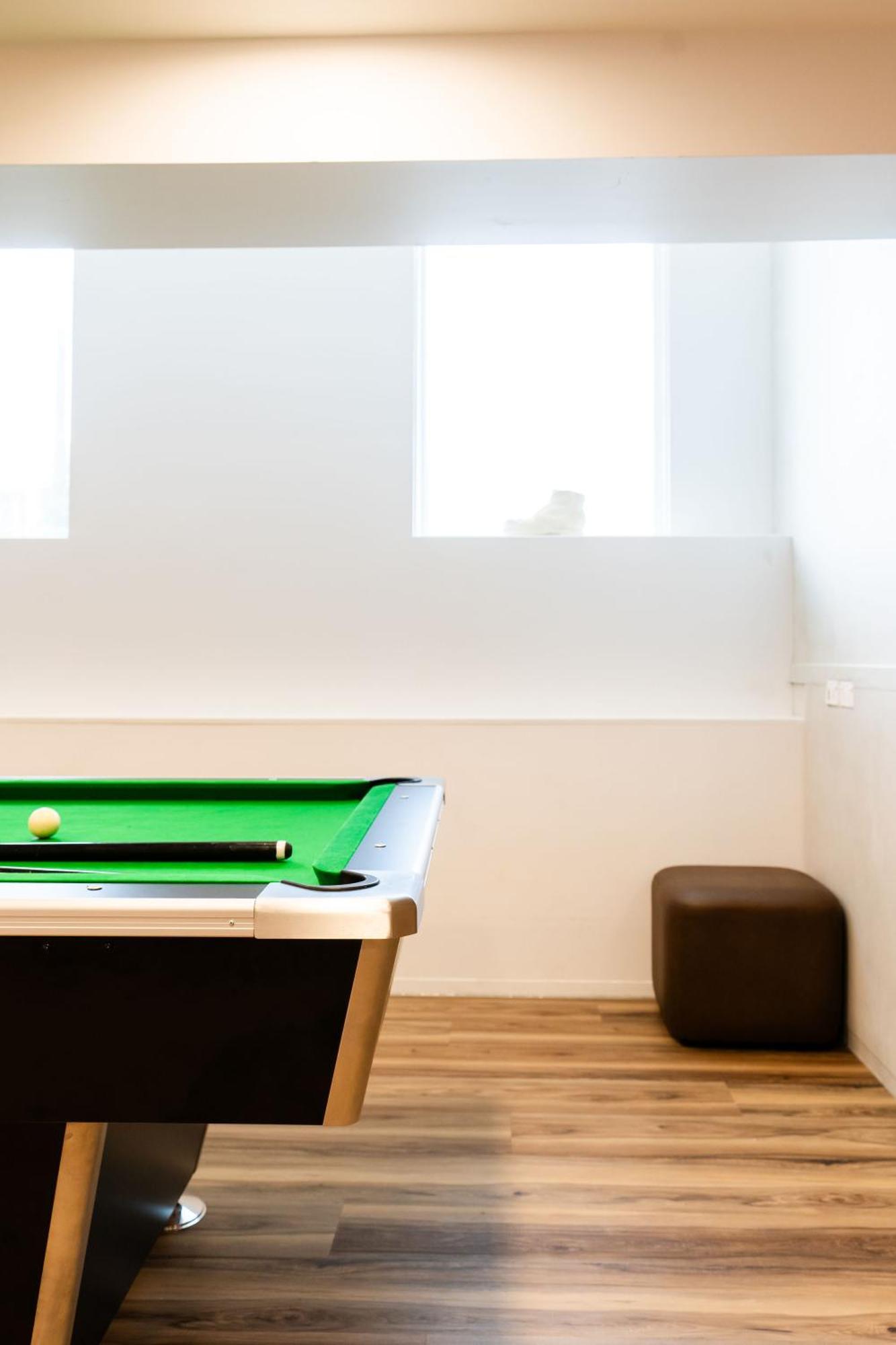 Haka House Wellington Vandrehjem Eksteriør billede A pool table in a student house