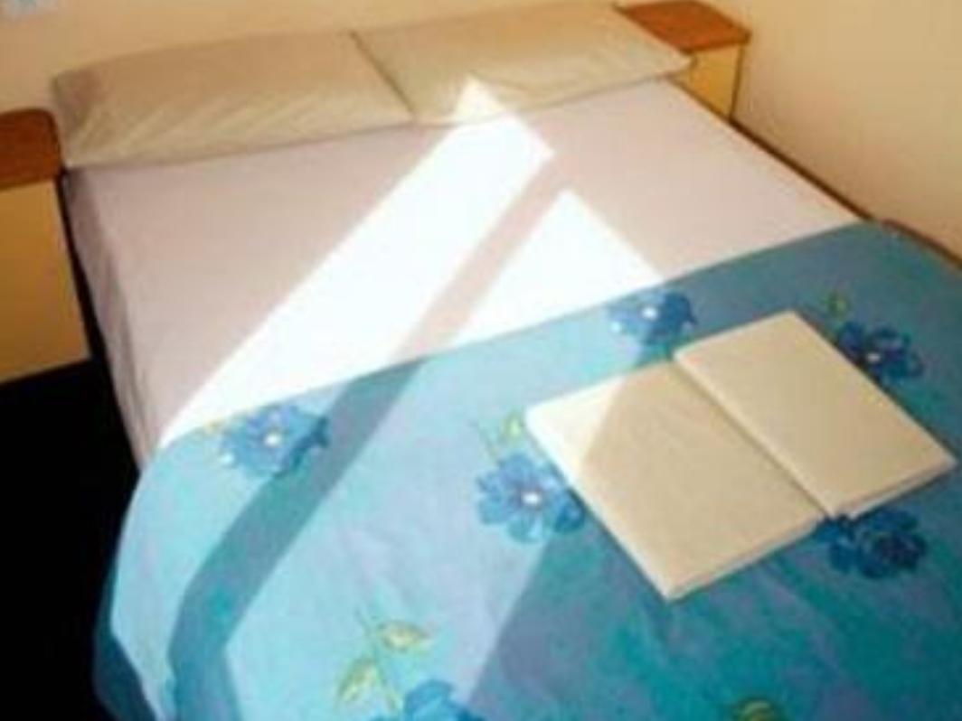 Haka House Wellington Vandrehjem Eksteriør billede A bed with a duvet