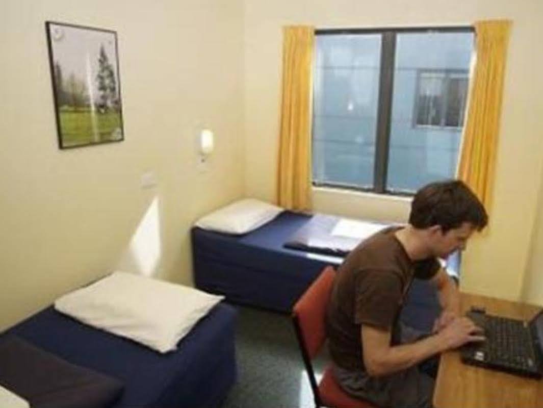 Haka House Wellington Vandrehjem Eksteriør billede A student working in his room at the International House