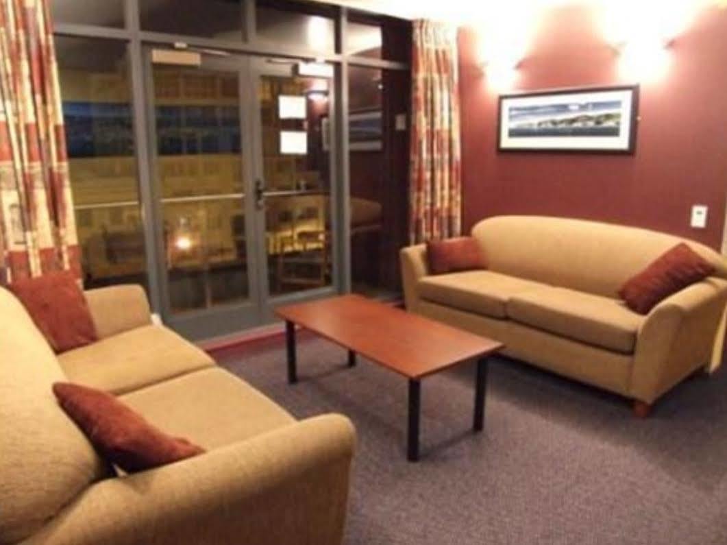 Haka House Wellington Vandrehjem Eksteriør billede The lounge at the airport